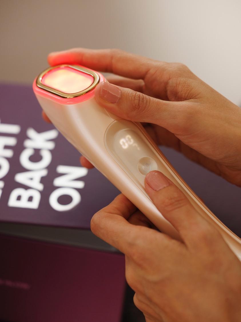 LMNT.O2 Glow Keeper close-up during use